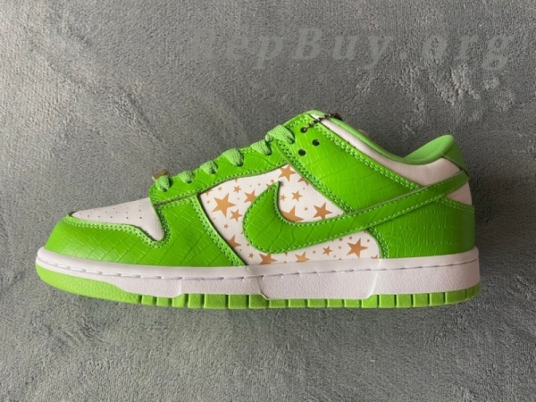 Top Version Nike SB Dunk Low Supreme Stars Mean Green (2021) DH3228-101